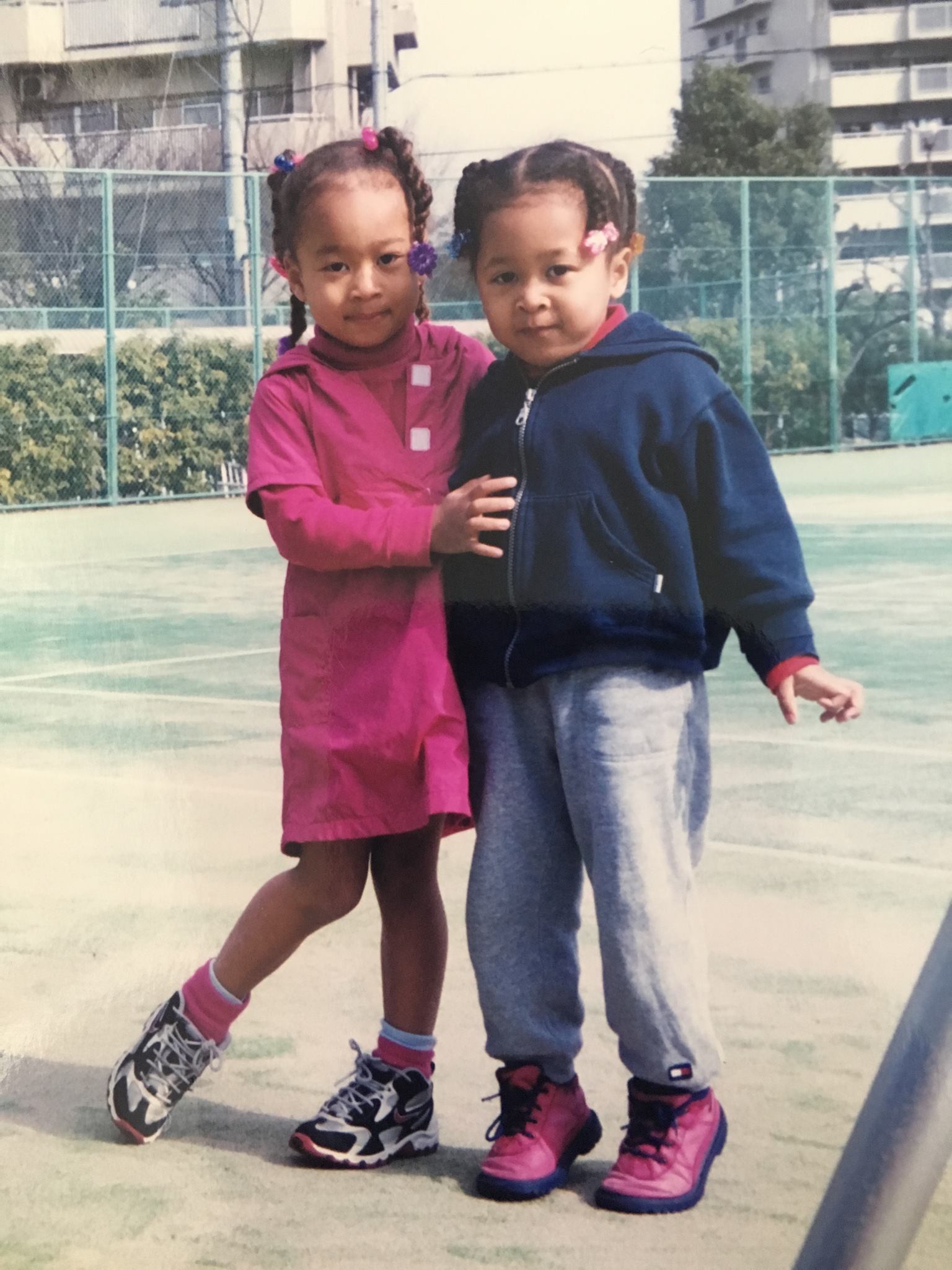 A throwback photo showing Naomi Osaka and her sister, Mari Osaka, when they were little, posted on May 1, 2018. | Source: Facebook/Naomi Osaka 大坂なおみ