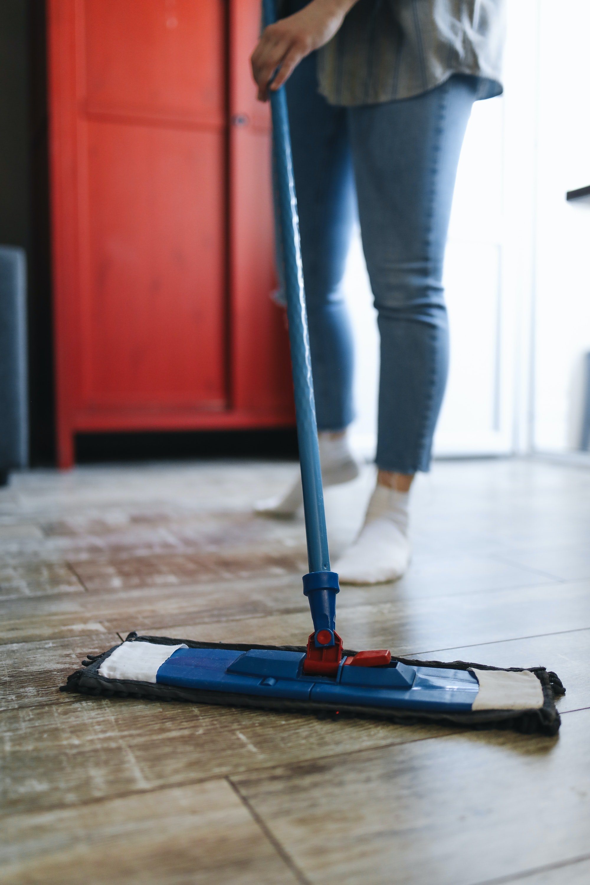 Mujer limpiando el piso. | Foto: Pexels