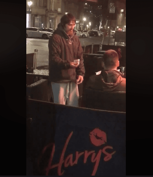 El hombre sin hogar le entregó un recibo por el dinero que retiró. Fuente: Facebook / Jack Fada El hombre sin hogar le entregó un recibo por el dinero que retiró. Fuente: Facebook / Jack Fada