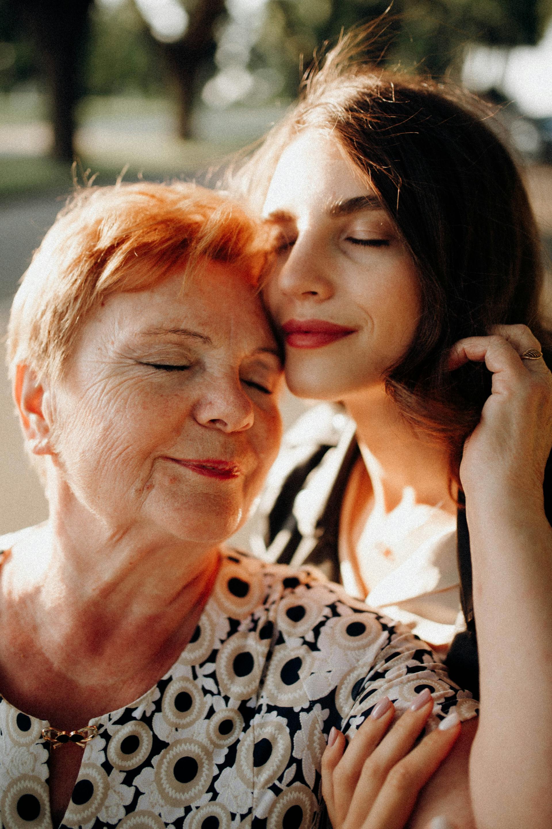 A mother and daughter embracing | Source: Pexels
