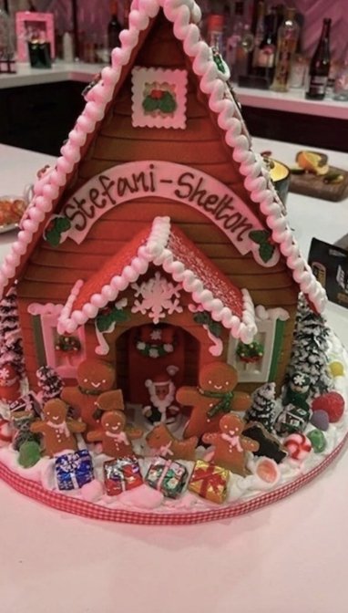 A gingerbread house made by country singers and couple, Gwen Stefani and Blake Shelton | Photo: instagram.com/gwenstefani