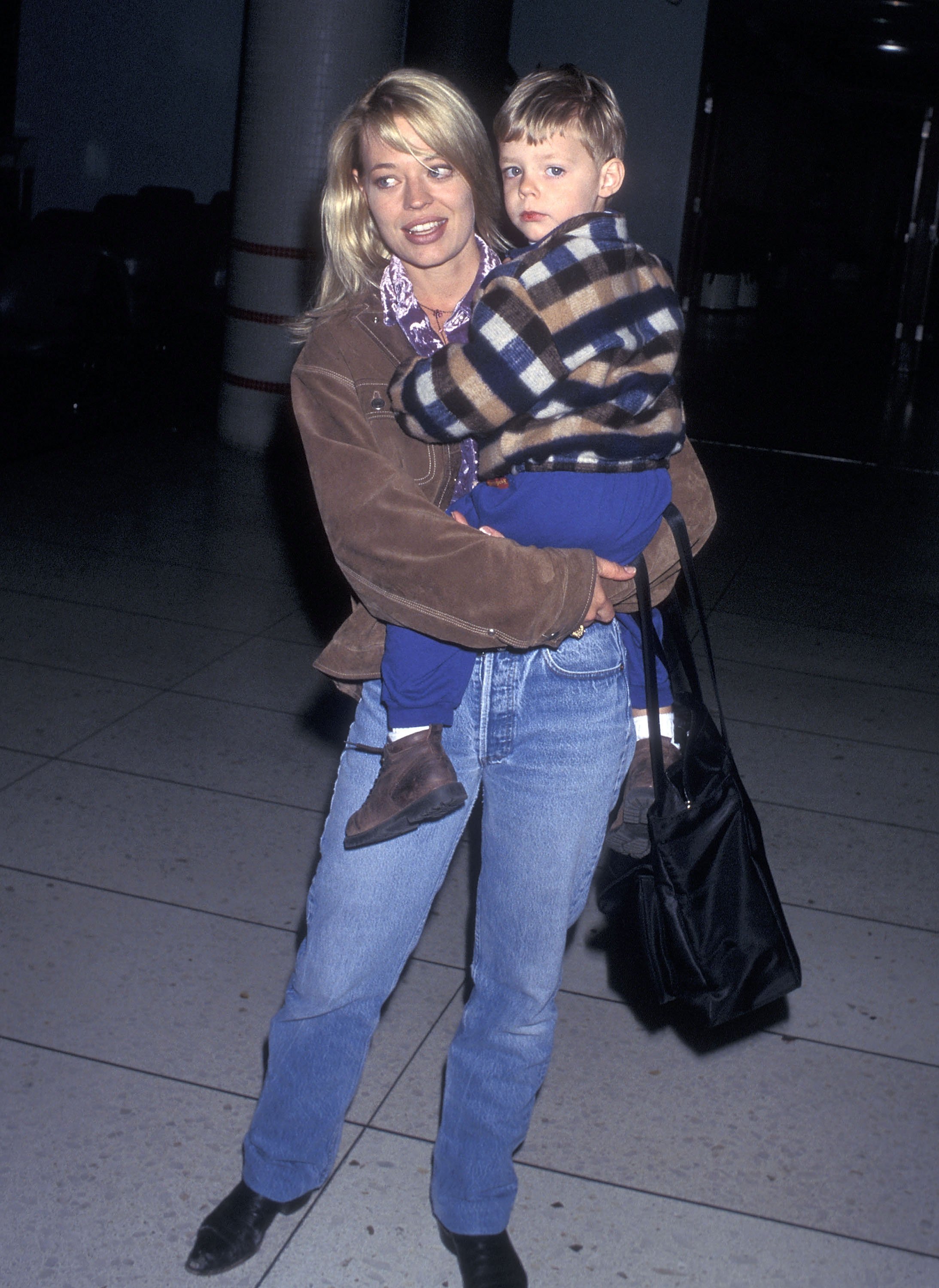 Jeri Ryan and son her Alex at the Los Angeles International Airport in California on March 10, 1997. | Source: Getty Images