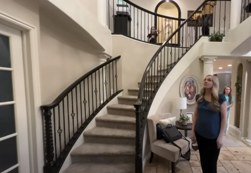 Opening staircase | Source: Youtube.com/Real Mom Real Solutions
