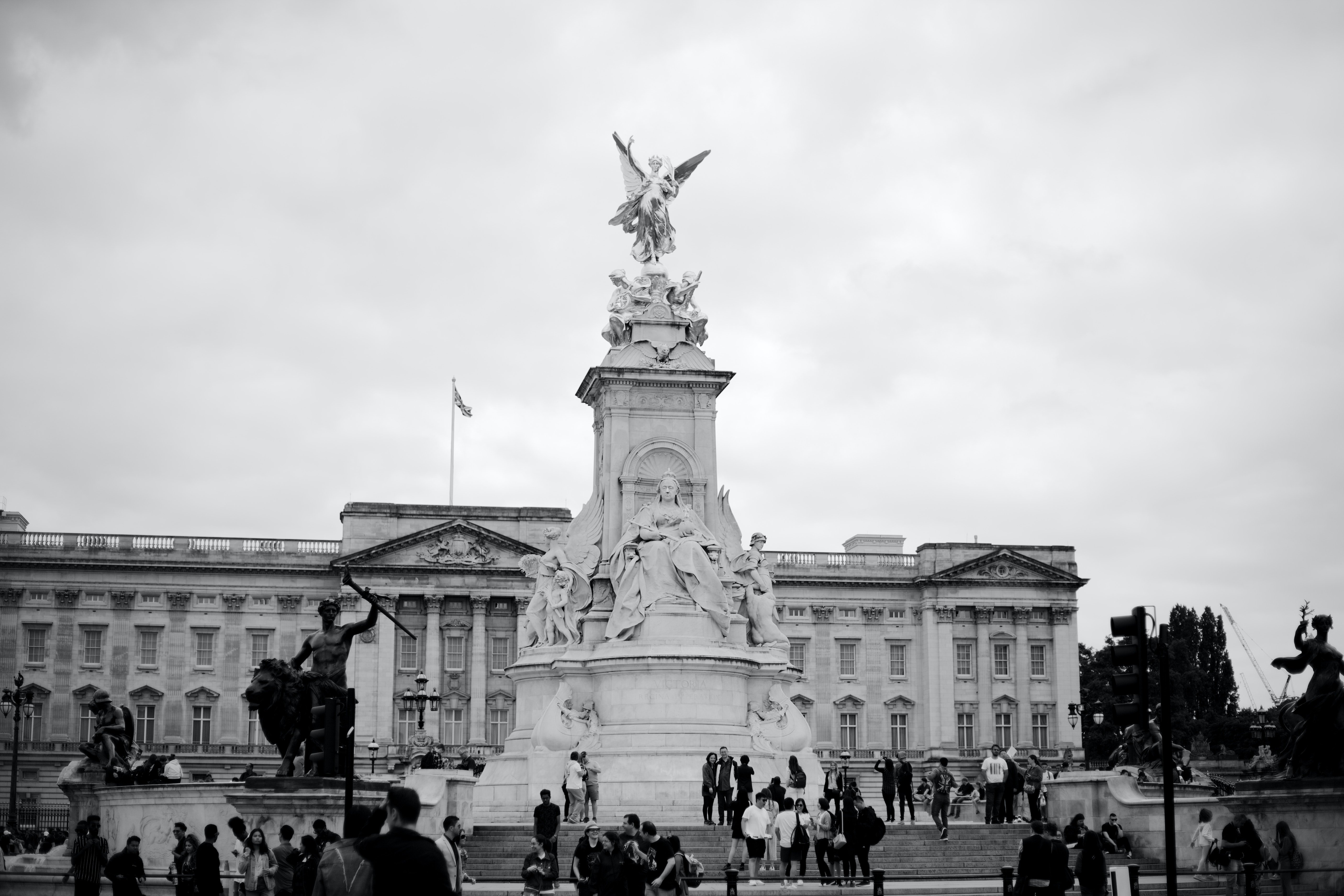 Pictured - A black and white photo of Buckingham Palace | Source: Pexels 