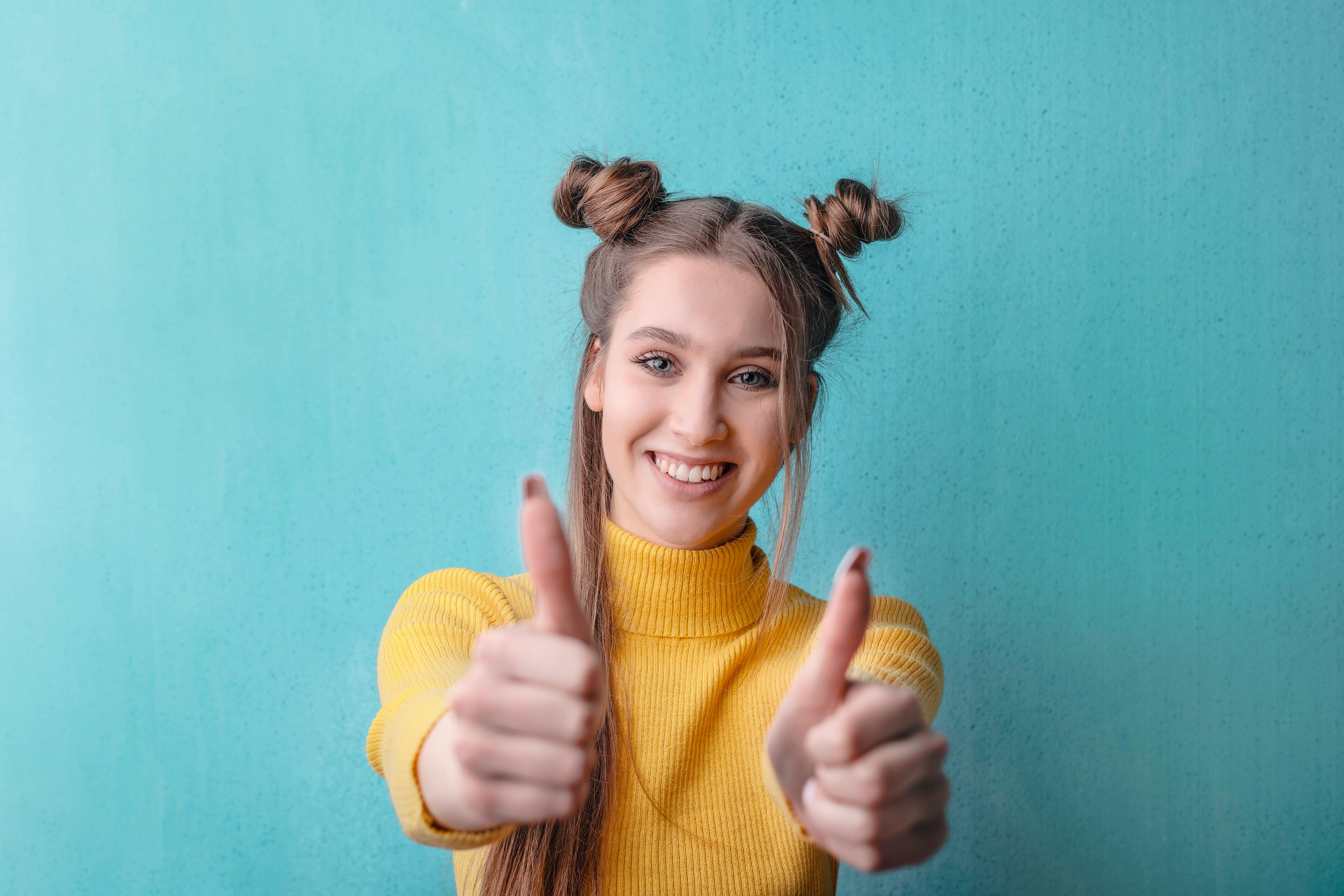 A woman shows thumbs up | Source: Pexels