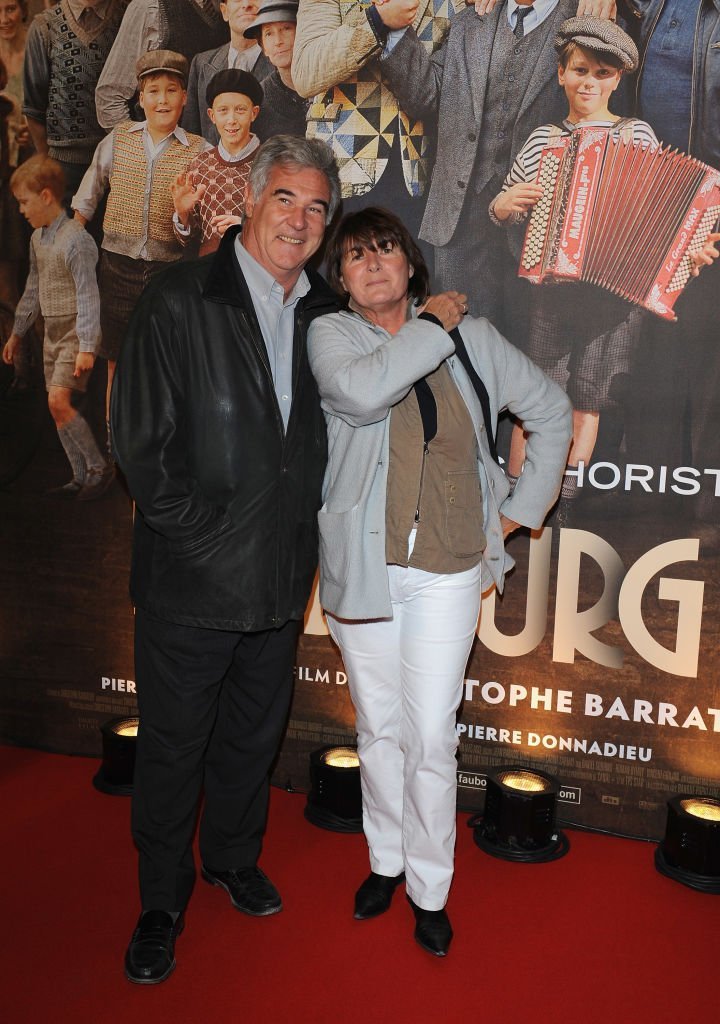 Georges Pernoud et son épouse assistent à la première du film de Christophe Barratier "Faubourg 36" le 22 septembre 2008 à Paris, France. | Photo : Getty Images