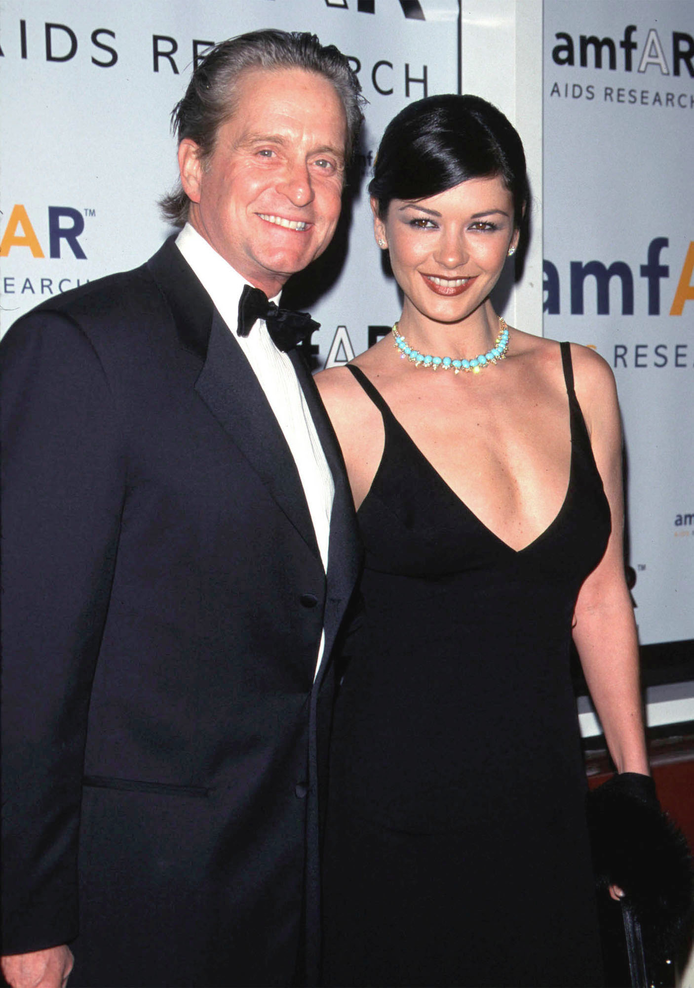 The couple is seen smiling at an "AMFAR" benefit November 30, 1999 in New York | Source: Getty Images