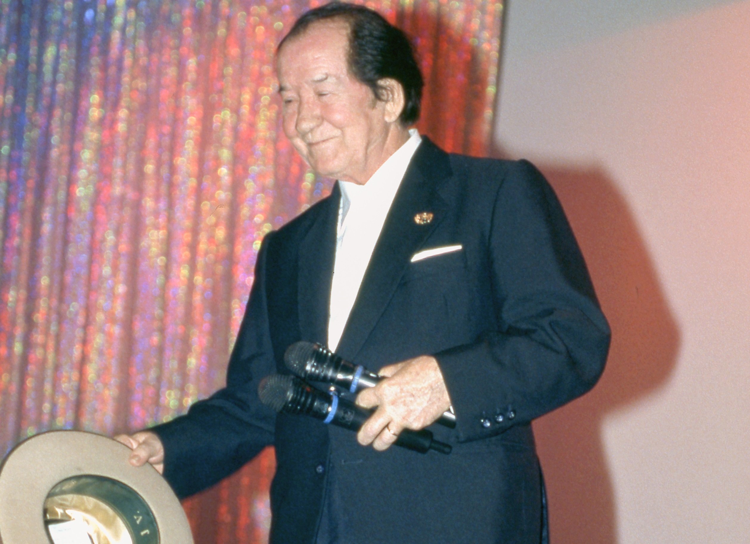 El cantante y actor español Juanito Valderrama actuando en el escenario, Madrid, España, 1991. | Foto: Getty Images El cantante y actor español Juanito Valderrama actuando en el escenario, Madrid, España, 1991. | Foto: Getty Images