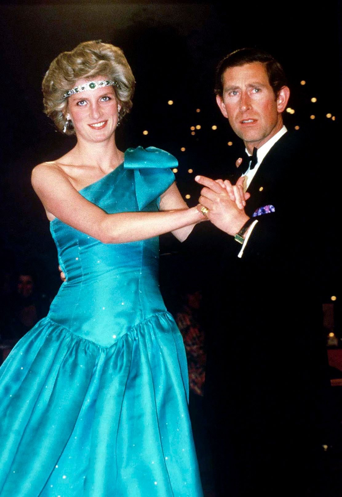  Le Prince Charles danse avec sa femme, la princesse Diana, à Melbourne, lors de leur tournée officielle en Australie.  | Photo : Getty Images