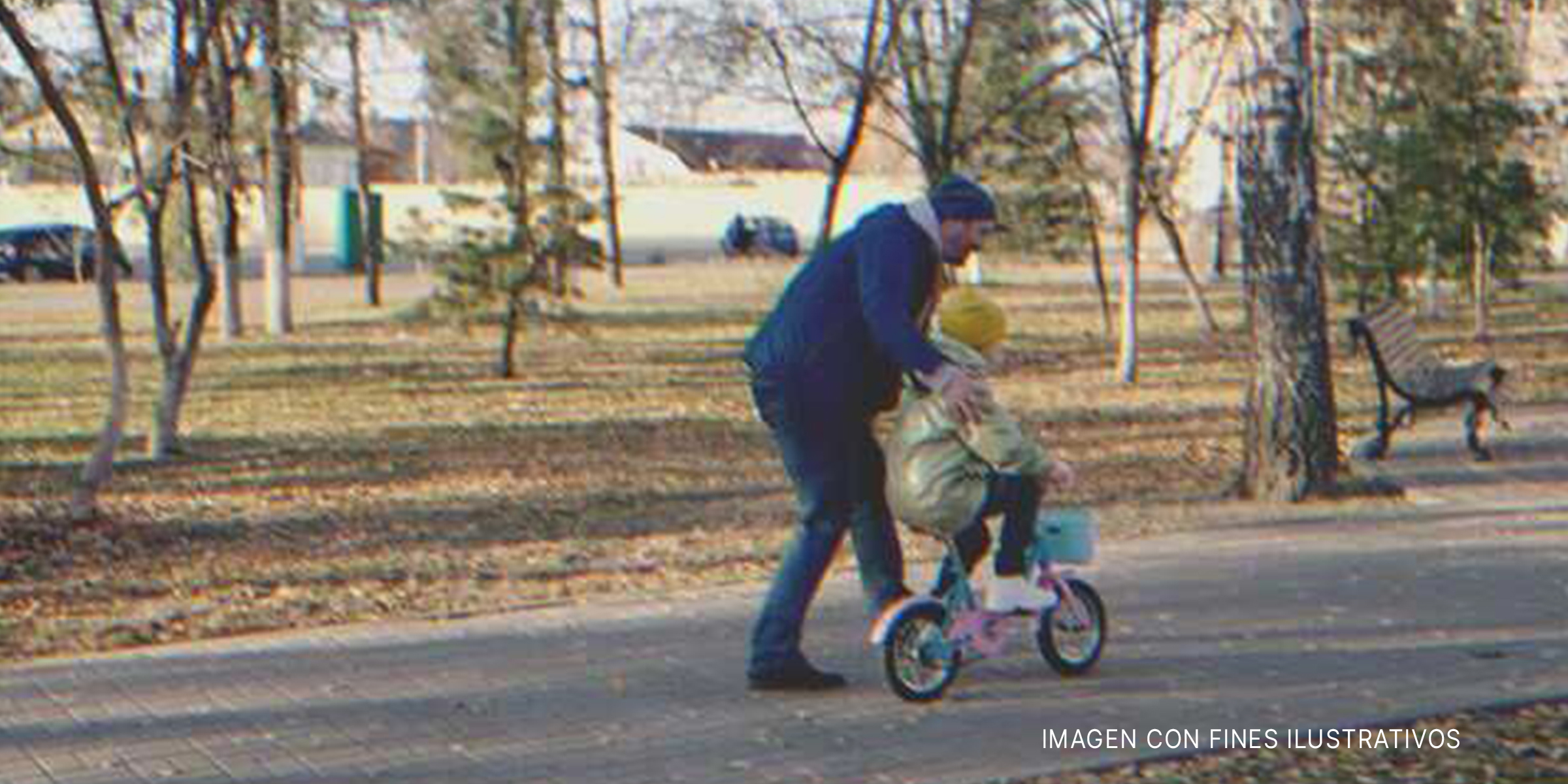 Hombre ayuda a niña a aprender a andar en bicicleta. | Foto: Shutterstock