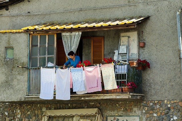 Woman doing chores | Source: Pixabay