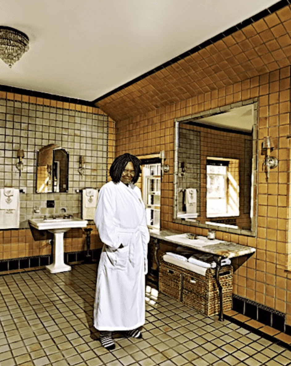 Whoopi Goldberg posiert in ihrem Bad in ihrem New Jersey Anwesen. | Quelle: Facebook/Michael McCrudden