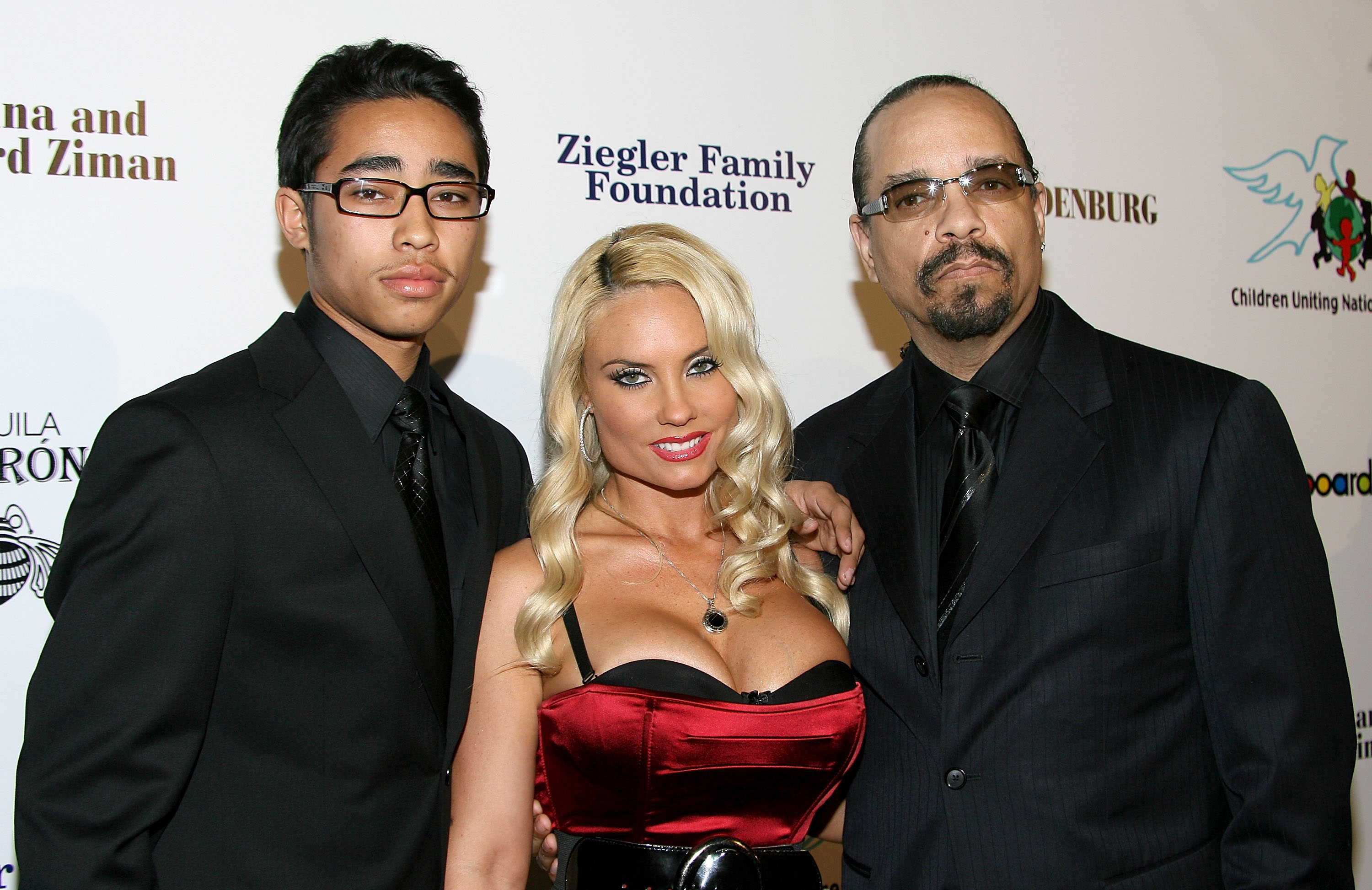 The rapper pictured with his wife Coco and his son Tracy Marrow Jr. on February 24, 2008 | Source: Getty Images