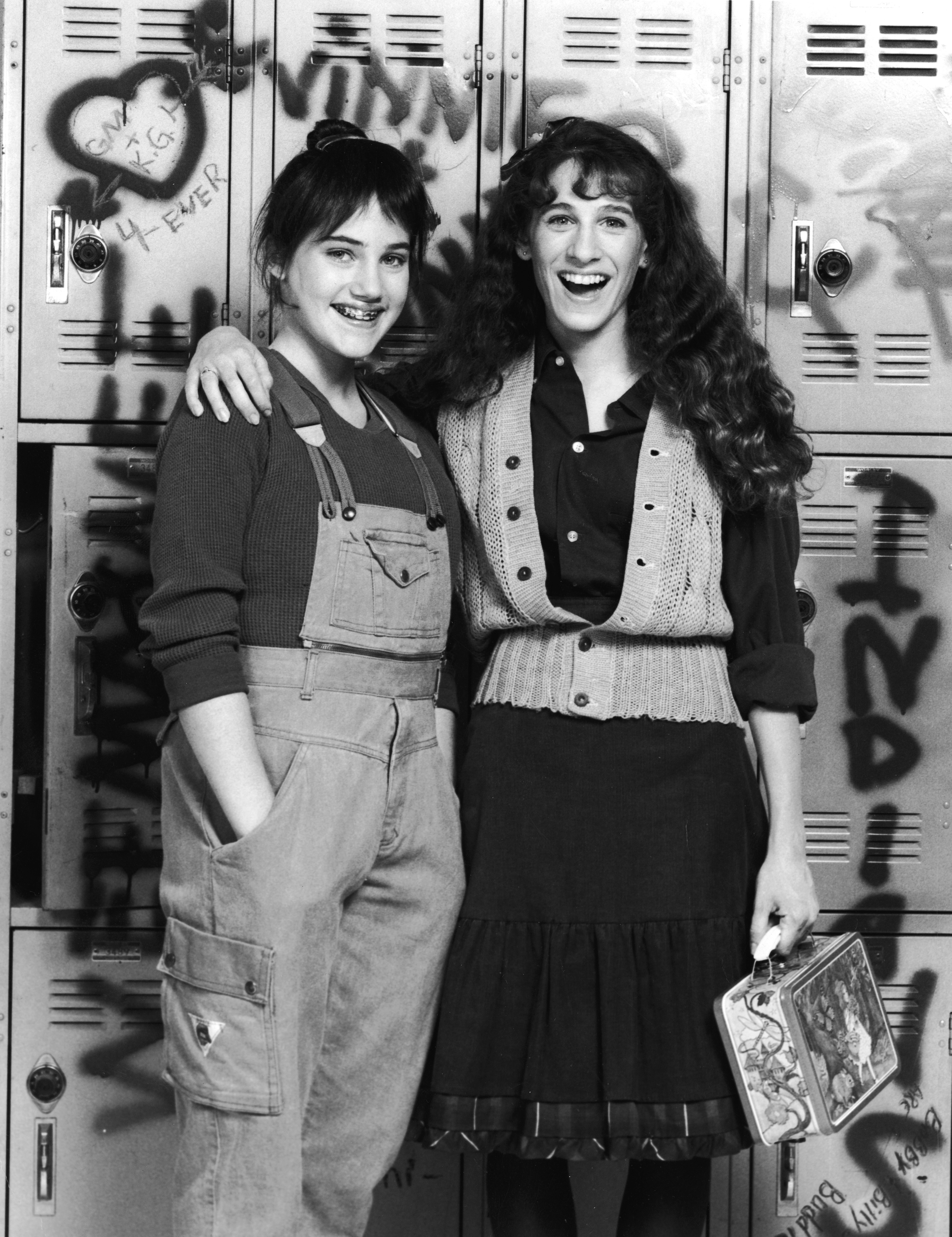 Amy Linker and Sarah Jessica Parker posing for a promotional portrait for "Square Pegs" in 1982. | Source: Getty Images