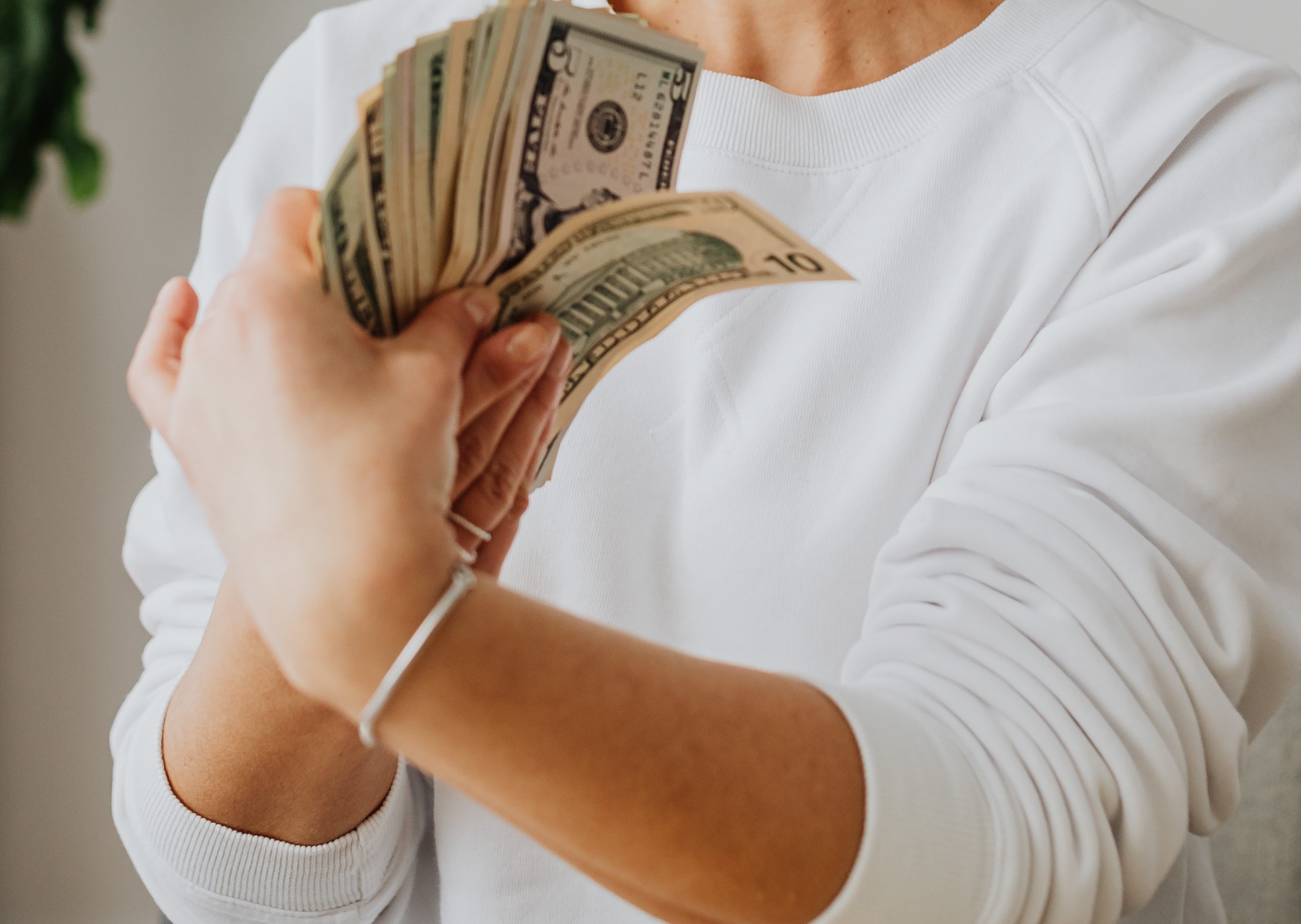 Una mujer con muchos billetes en sus manos. | Foto: Pexels