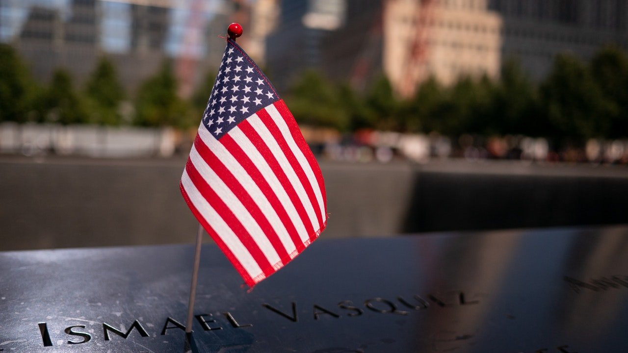 Photo of a US flag on a 9/11 memorial headstone | Photo: Pexels