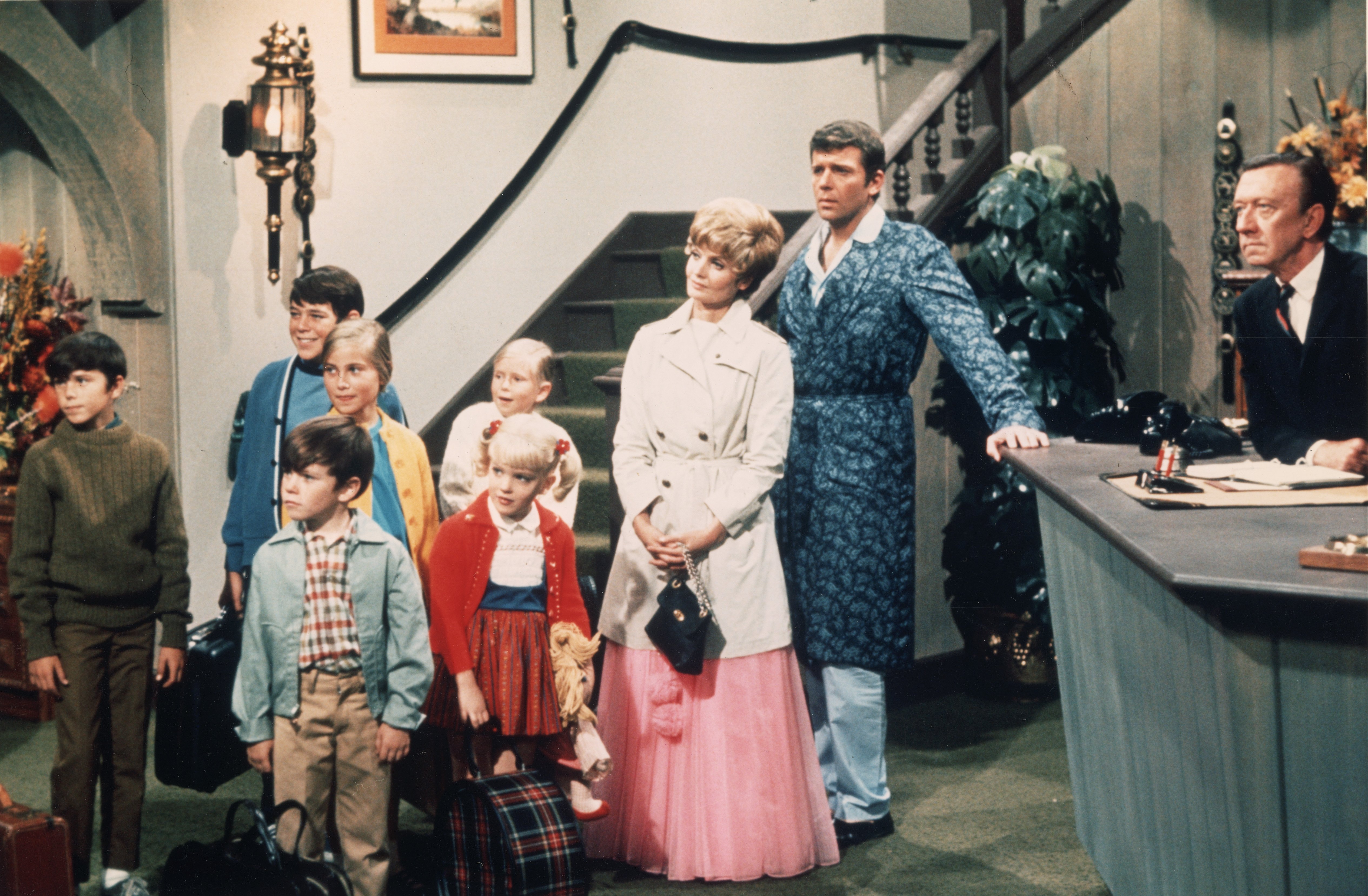 "The Brady Bunch's" Robert Reed and Florence Henderson stand with Christopher Knight, Barry Williams, Mike Lookinland, Maureen McCormick, Eve Plumb, Susan Olsen, Henderson, Reed in a hotel lobby, circa 1969 | Photo: Getty Images