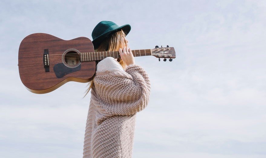 Tandy found an old guitar and started playing in the subway | Source: Unsplash