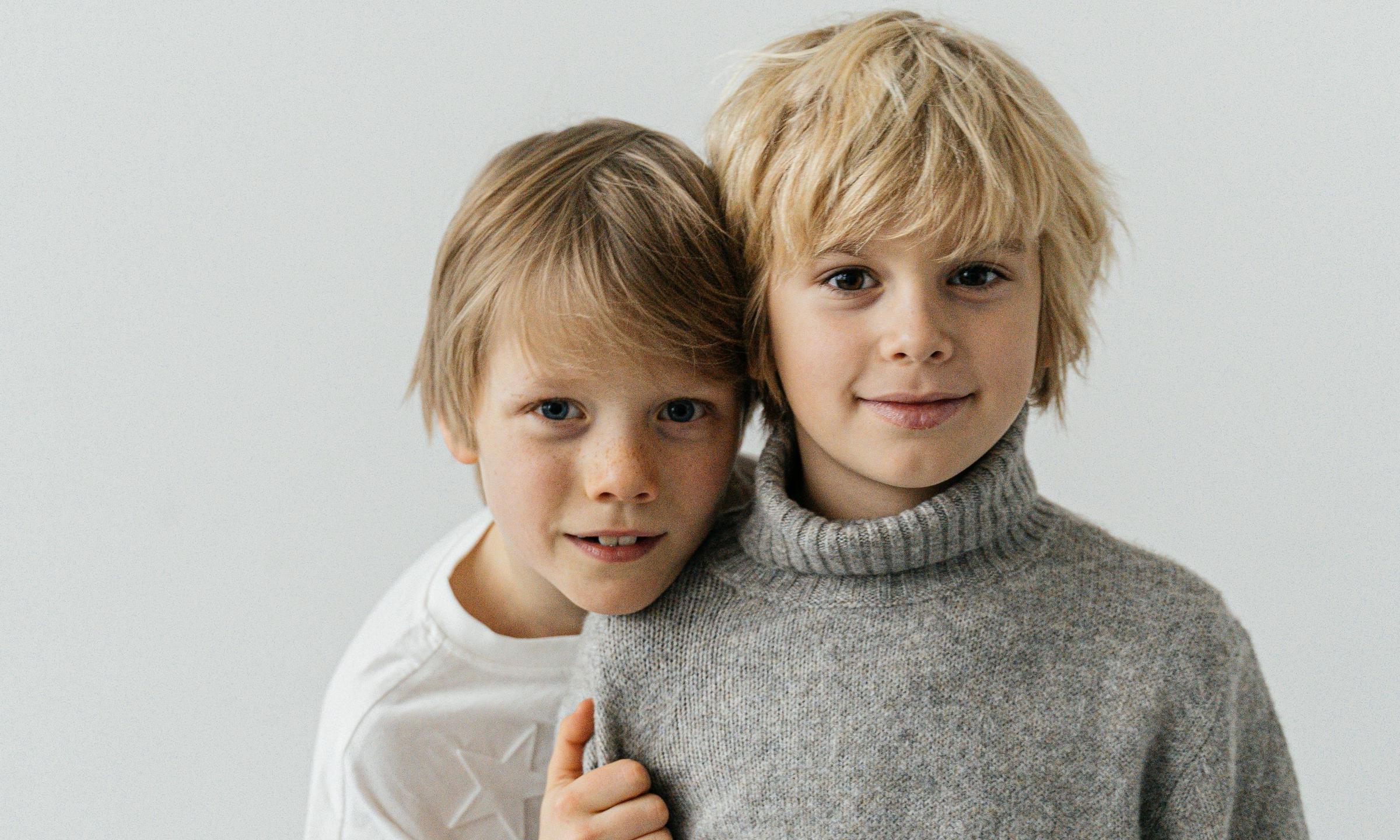 A pair of blond boys | Source: Pexels