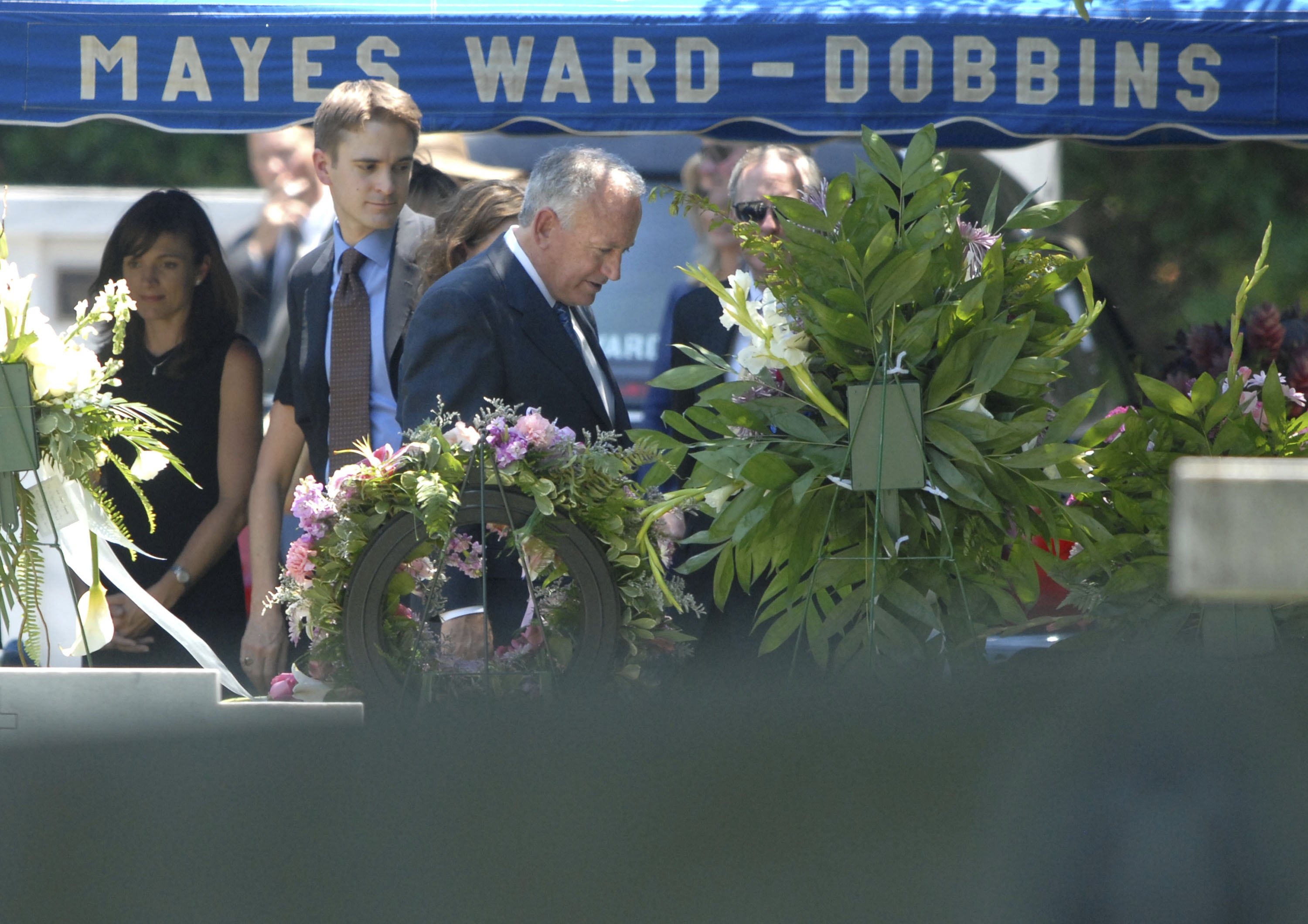 John Ramsey looks over the grave of JonBenet Ramsey on June 29, 2006, in Marietta, Georgia. | Source: Getty Images