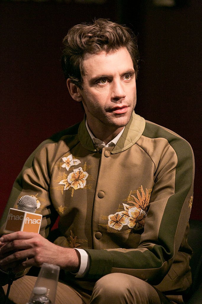Le chanteur Mika assiste à l'événement'Le Prophète' pour une session de questions-réponses à la FNAC des Ternes le 2 octobre 2015 à Paris, France. | Photo : Getty Images