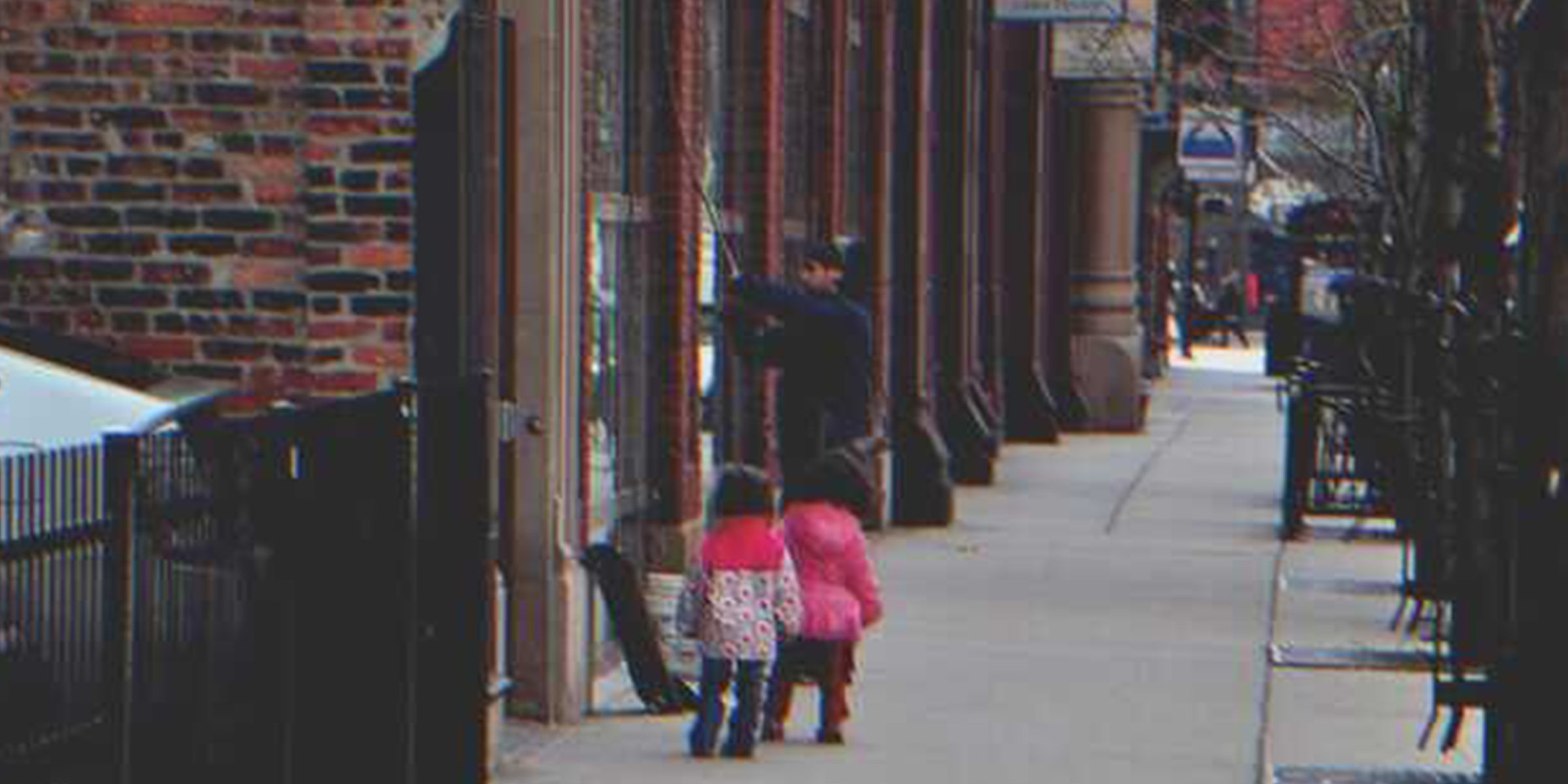 Dos niñas pequeñas caminando por la calle | Foto: Flickr/bradhoc