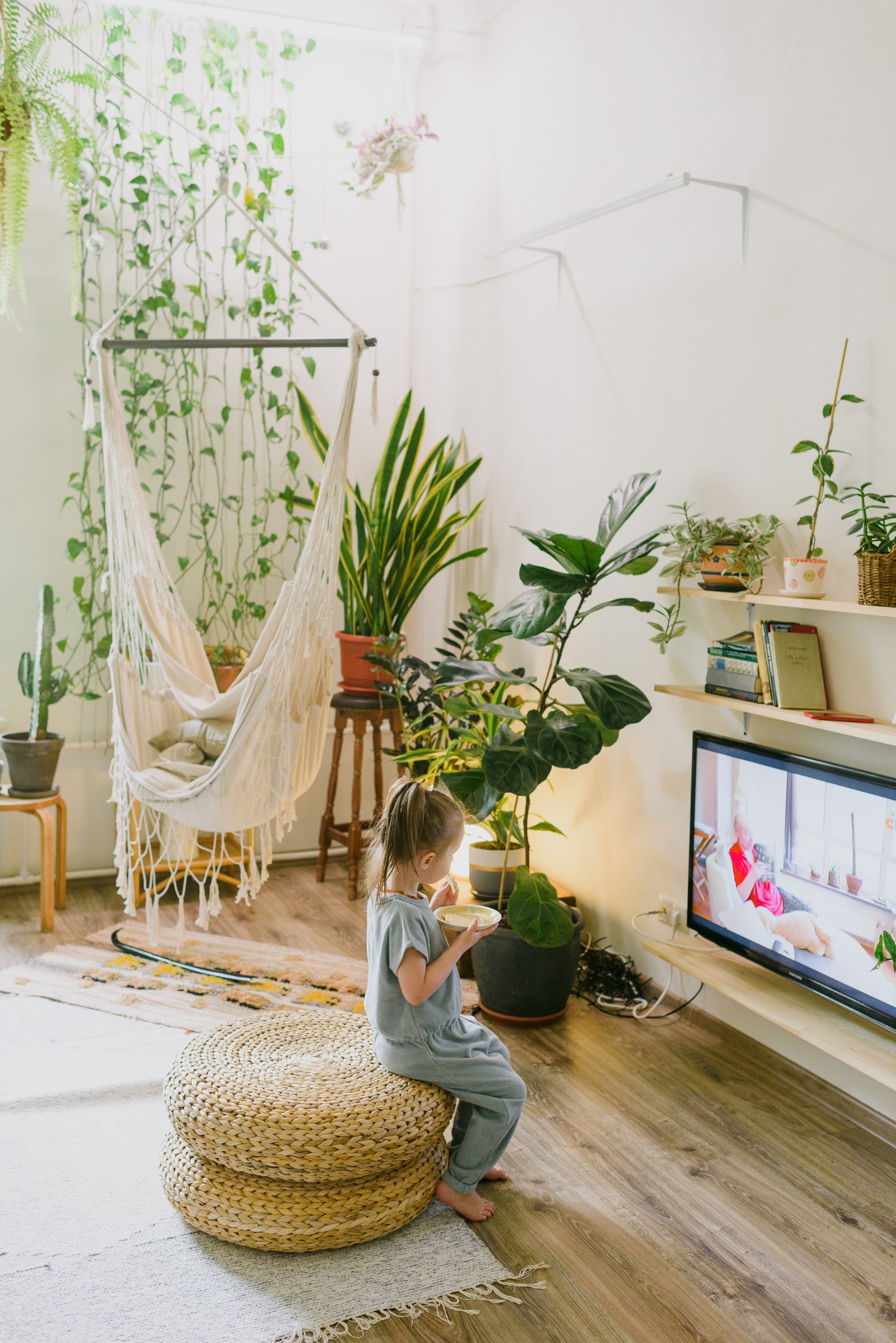 Child watching tv | Source: Pexels