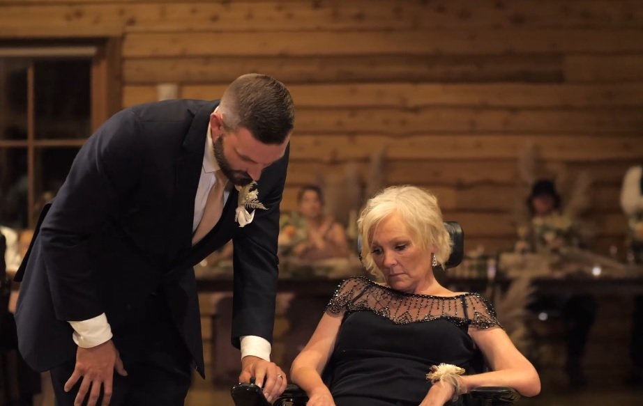 Sohn stellt den Rollstuhl seiner Mutter ein, kurz bevor sie tanzen | Quelle: facebook.com/mnfprods
