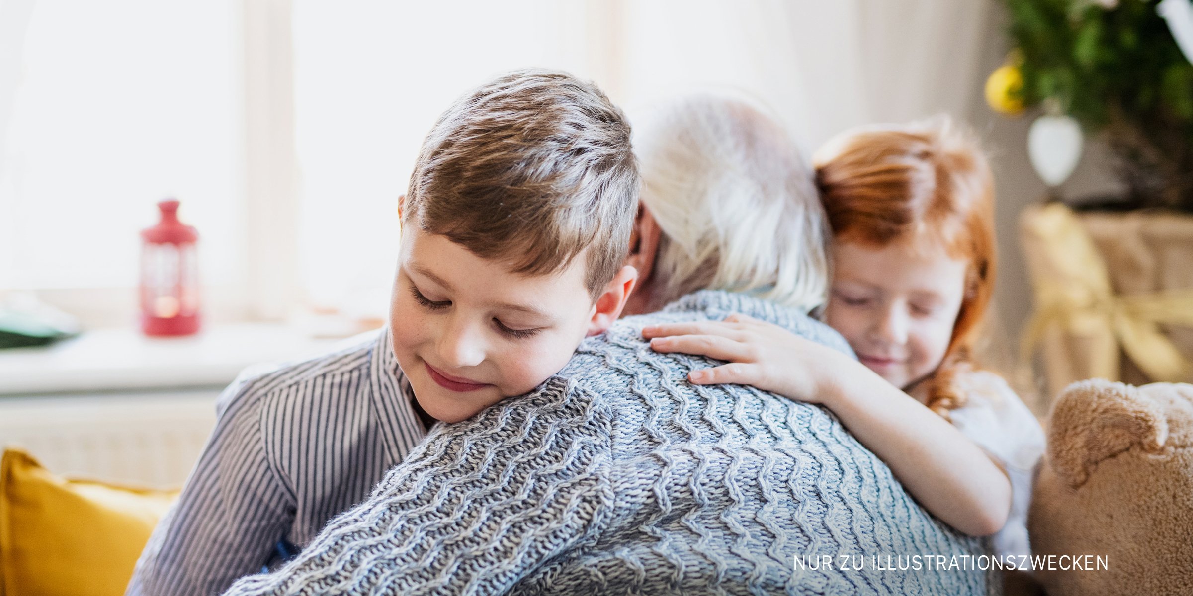 Kinder umarmen einen alten Mann | Quelle: Shutterstock