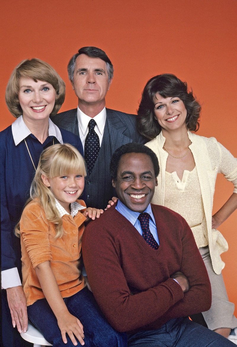 Caroline McWilliams (white clothes) and the cast of "Benson" on September 13, 1979 | Photo: Getty Images