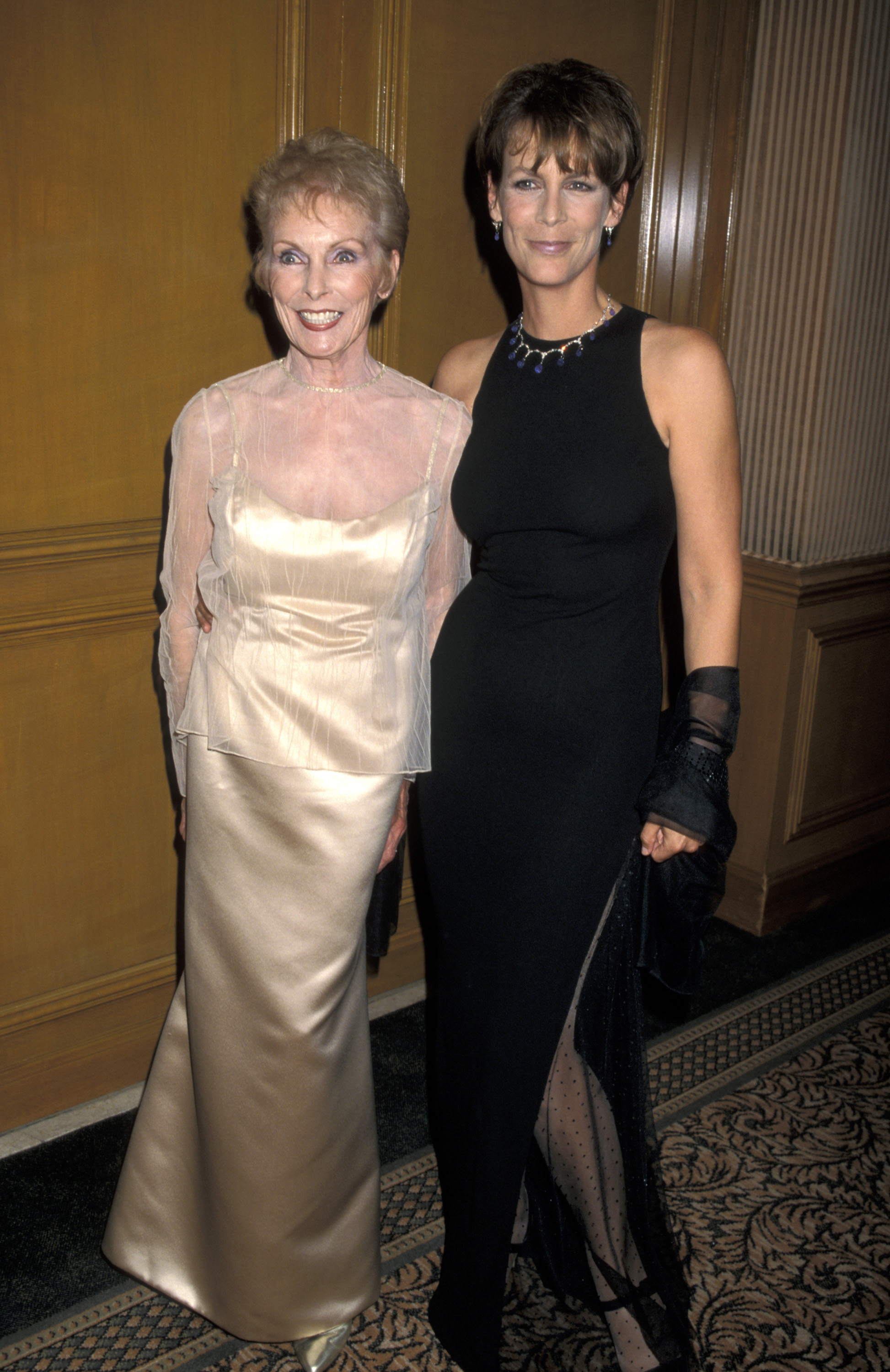 Janet Leigh and Jamie Lee Curtis during University of the Pacific - Arts Awards - in Beverly Hills, California, on October 2, 1981. | Source: Getty Images