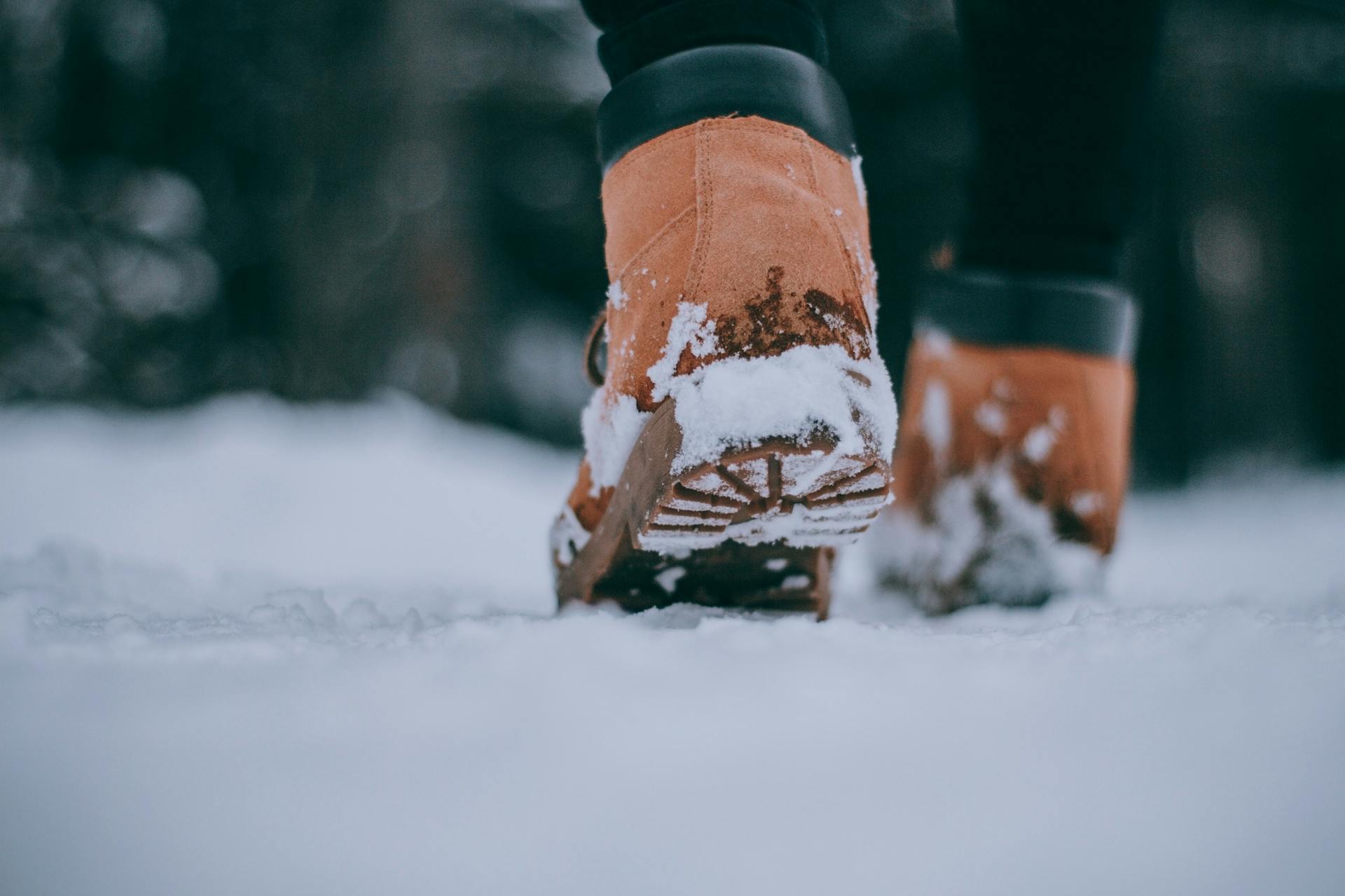 Uma mulher caminhando na neve | Fonte: Pexels