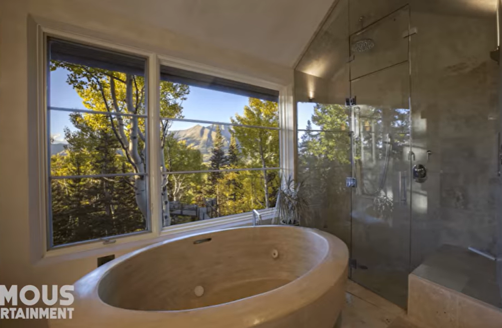 Uno de los catorce baños de Oprah Winfrey en su casa de Montecito, California | Foto: YouTube@FamousEntertainment