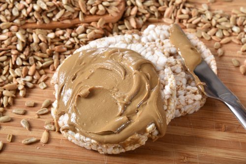 Organic brown rice cakes with healty organic sunflower seed butter. | Source: Shutterstock
