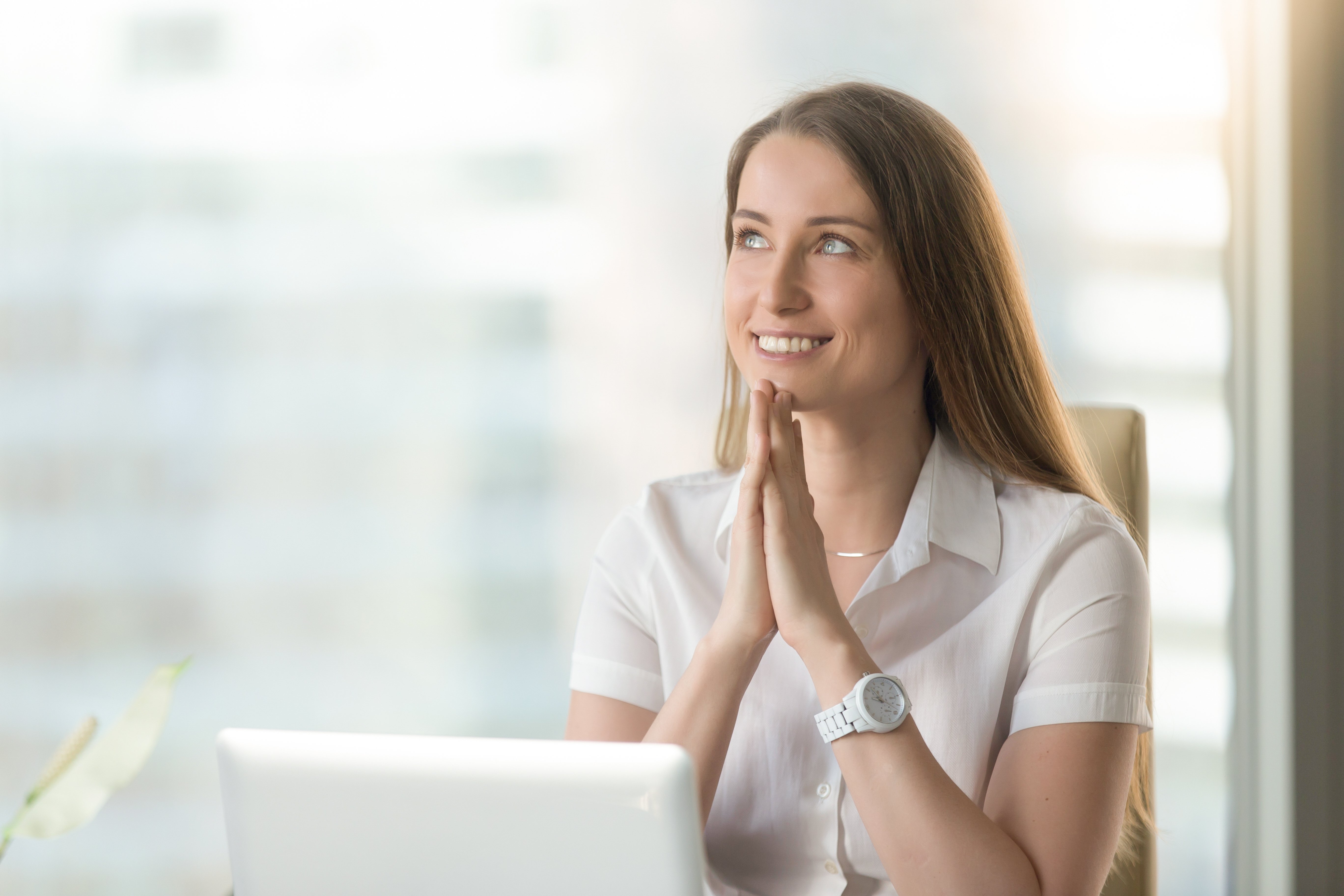 Mujer orando y sonriendo. | Foto: Shutterstock