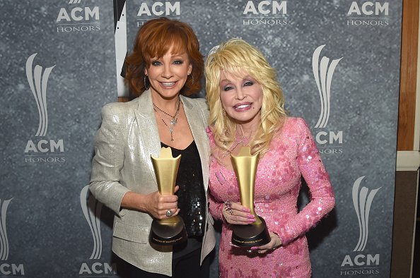 Reba McEntire and Dolly Parton at the Ryman Auditorium on August 23, 2017 in Nashville, Tennessee. | Photo: Getty Images