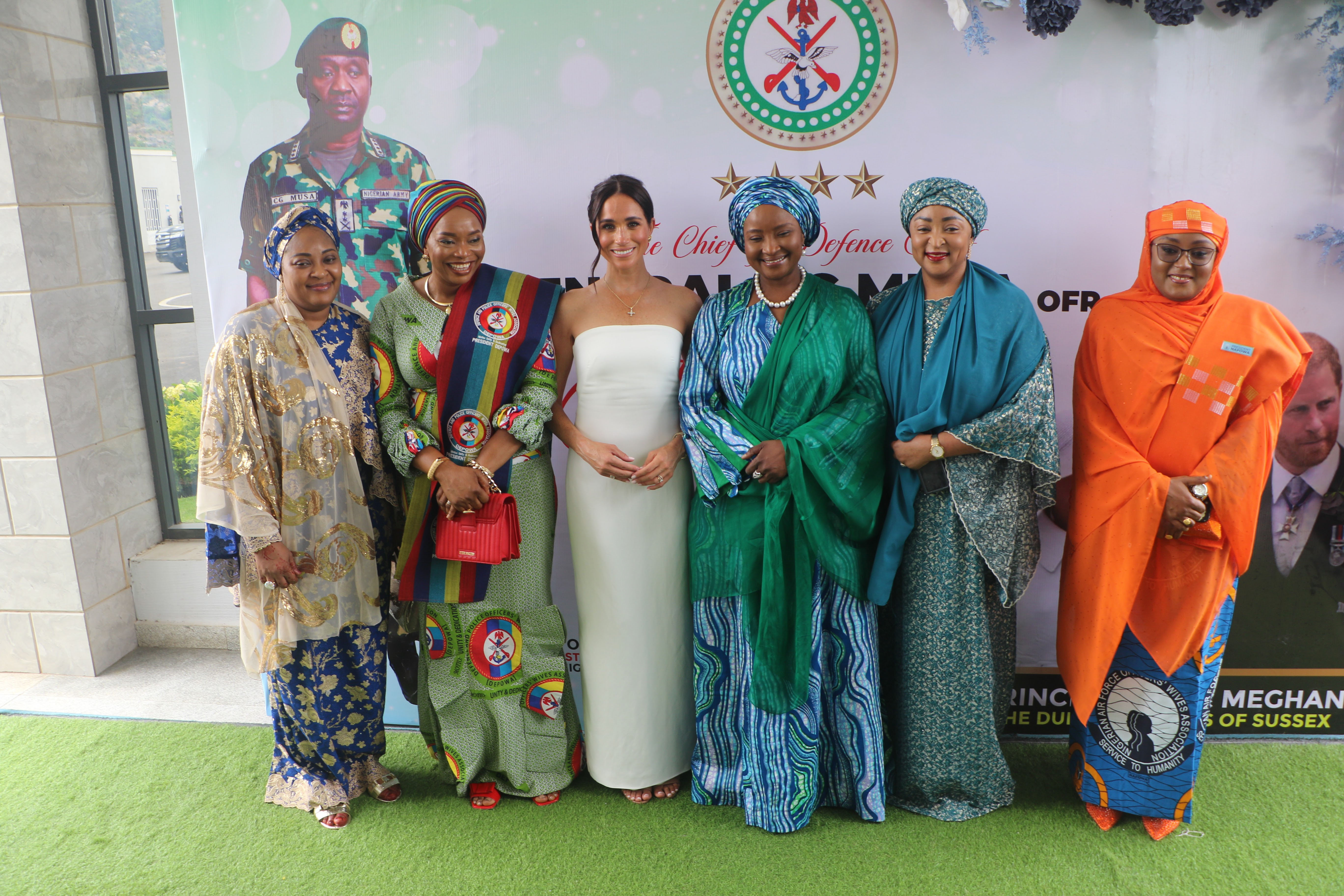 Meghan, Duchess of Sussex with the attendants of the Invictus Games celebration in Abuja, Nigeria in 2024 | Source: Getty Images