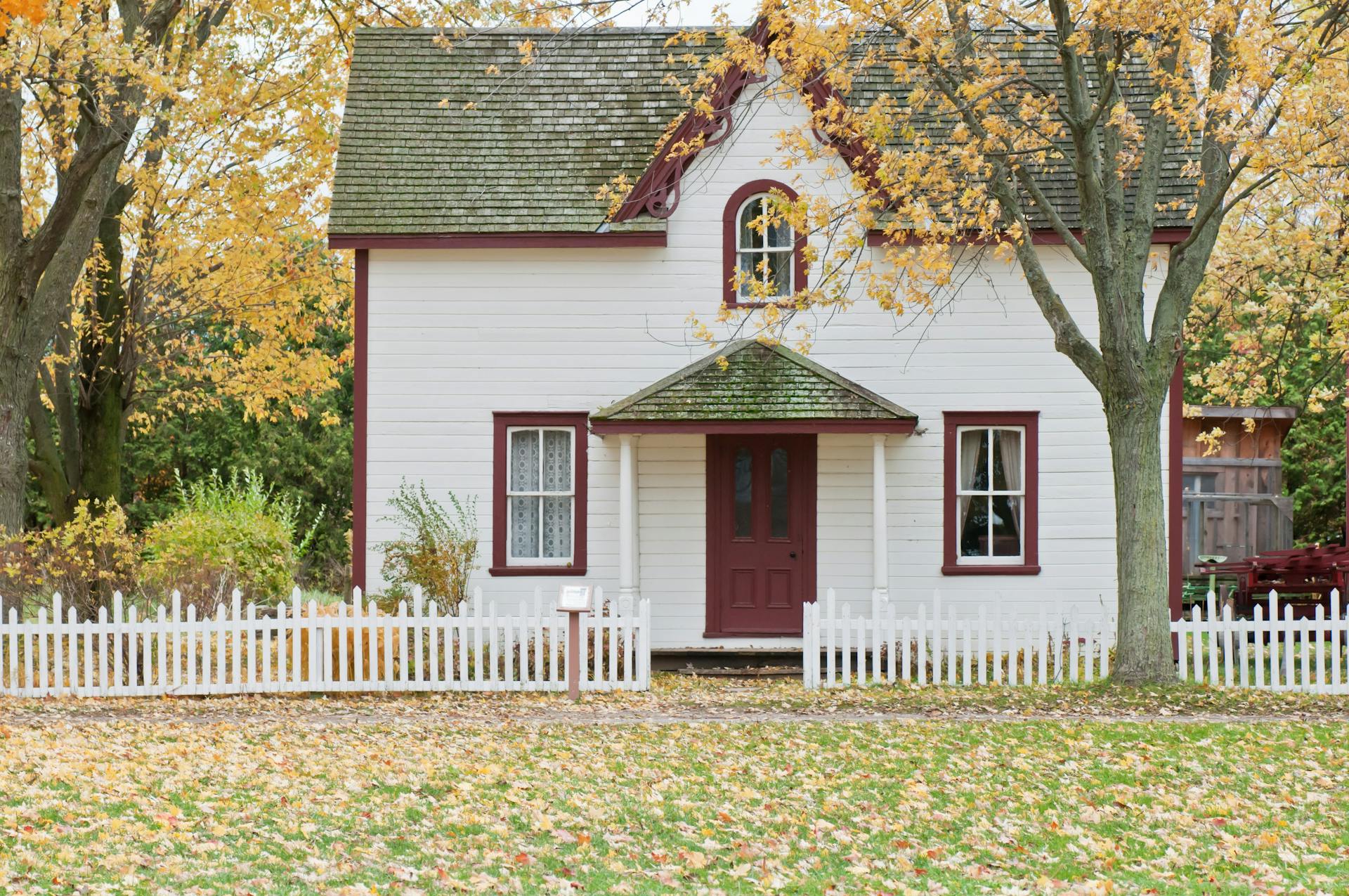 A house with a white picket fence | Source: Pexels