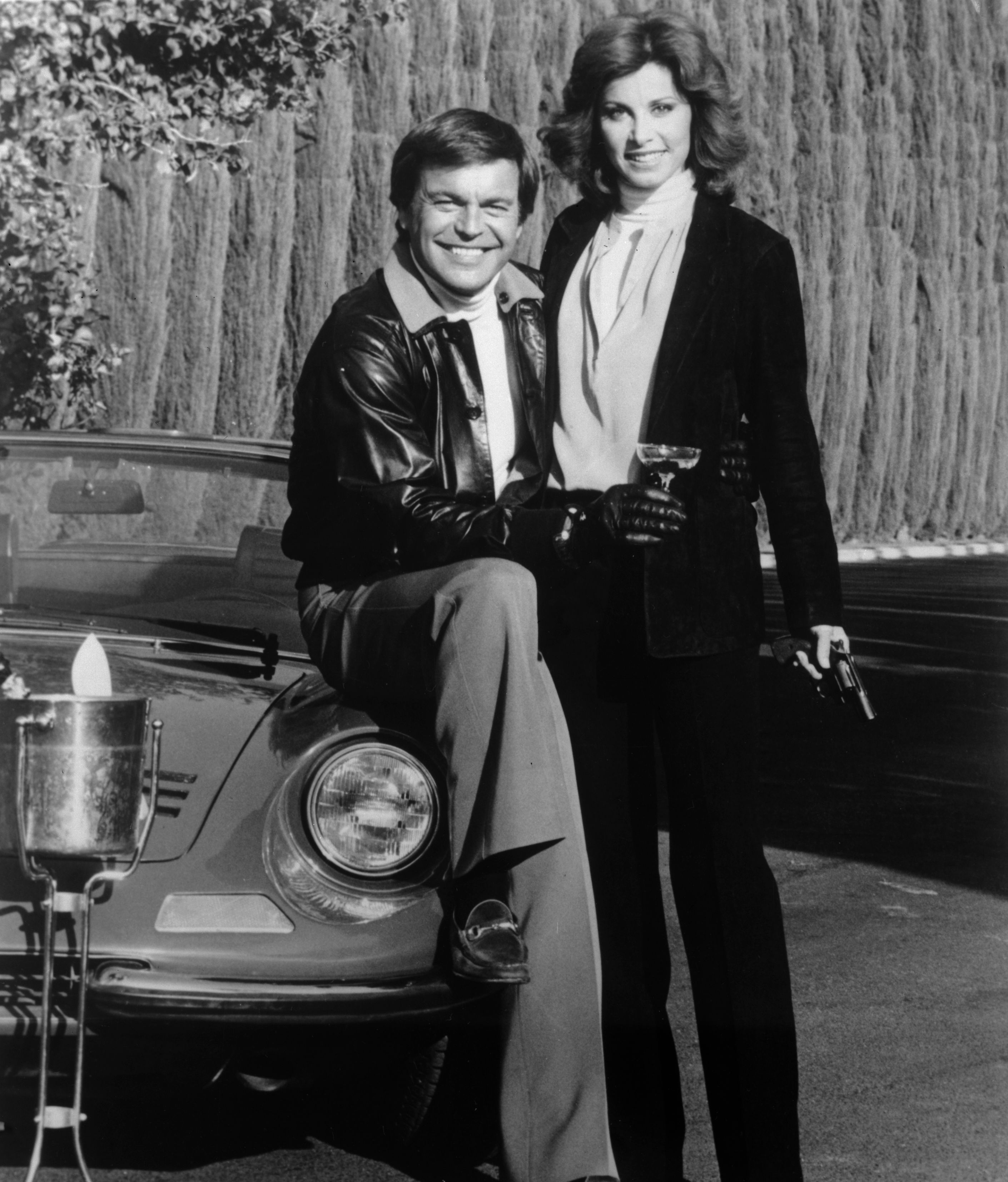 Robert Wagner and the actress on the set of "Hart to Hart," 1980 | Source: Getty Images