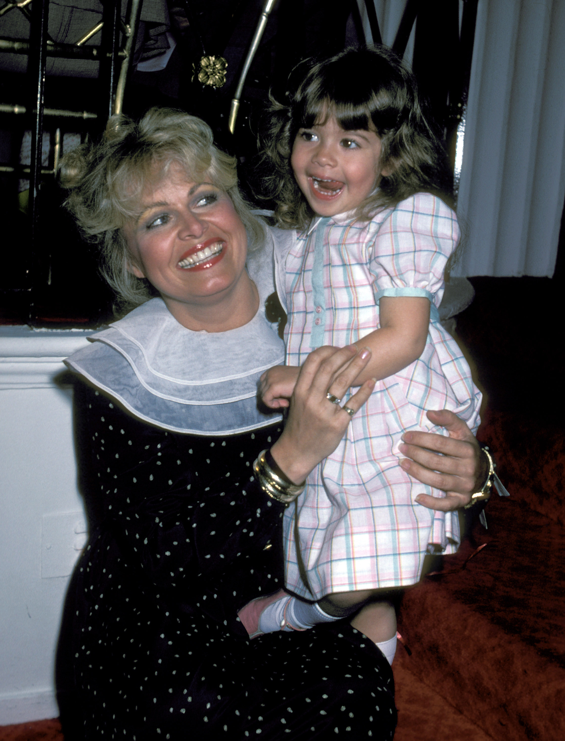 Sally Struthers and her daughter, Samantha, at the Young Musicians Foundation's Mother-Daughter Fashion Show on March 10, 1982 in Beverly Hills | Source: Getty Images