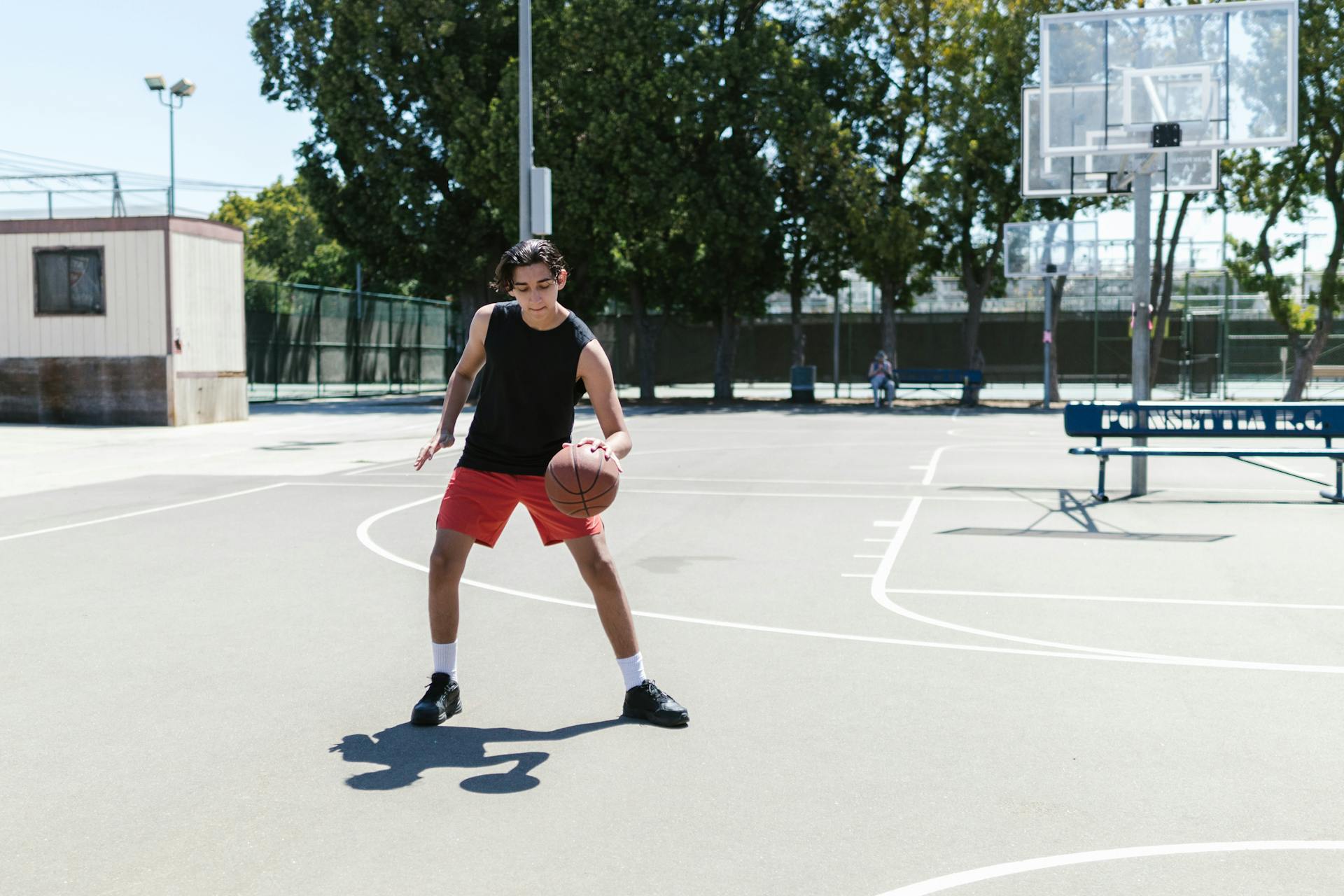 A boy playing basketball | Source: Pexels