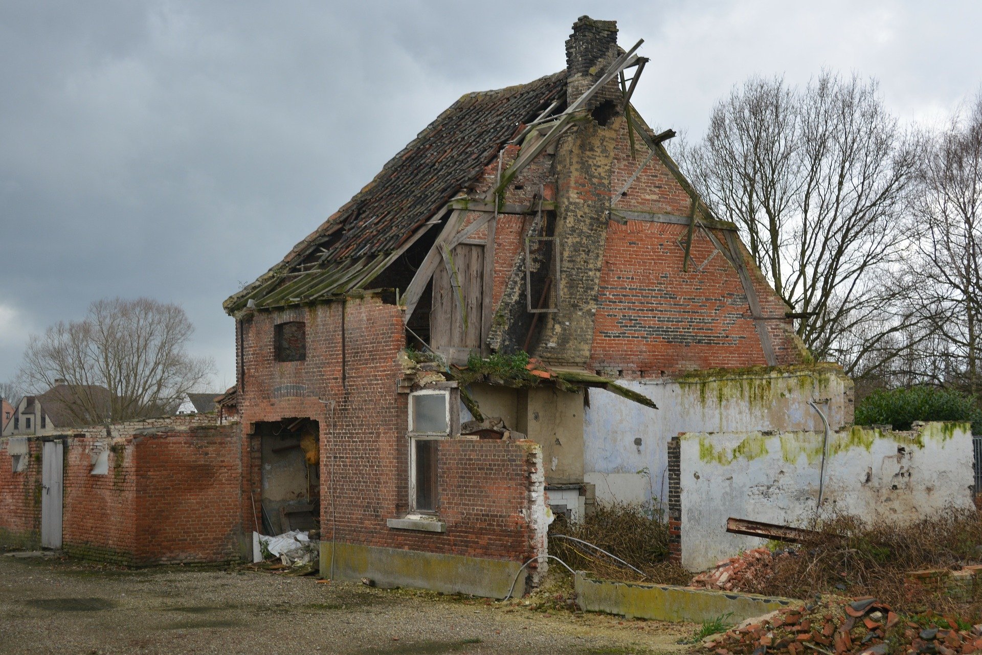 Une maison dans un piteux état.  | Photo : Pixabay