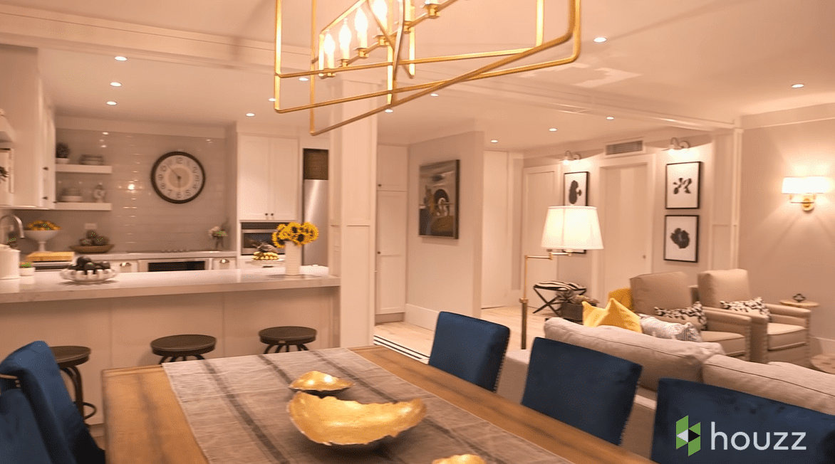 Sala, comedor y cocina de concepto abierto del apartamento de los padres de Mila Kunis. | Foto: YouTube/@HouzzTV