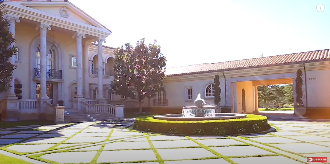 A view of Britney Spear's Calabasas Mediterranean-style mansion in The Thousand Oaks, California on June 11, 2022 | Source: YouTube/Luxury Homes