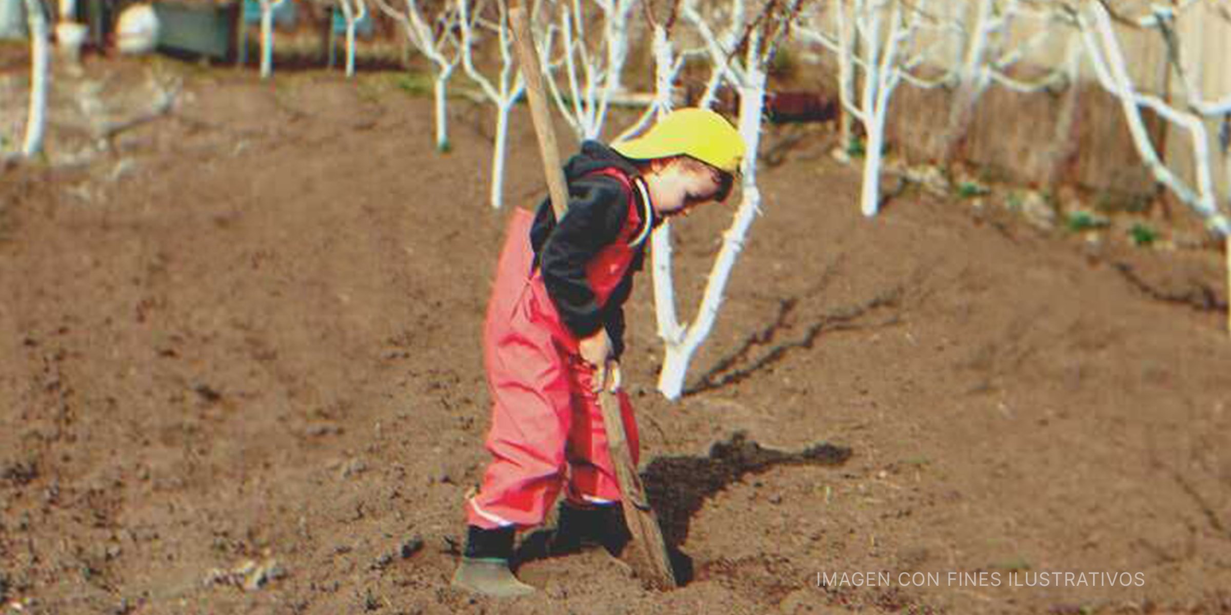 Un niño cavando en la tierra. | Foto: Shutterstock