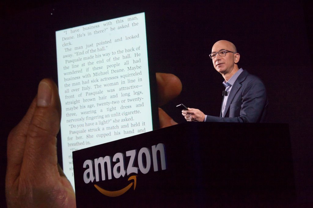 El fundador y CEO de Amazon.com, Jeff Bezos, muestra el primer teléfono inteligente de la compañía, el Fire Phone, el 18 de junio de 2014. | Foto de David Ryder vía  Getty Images