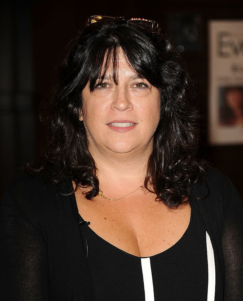 L'auteur E.L. James signe des exemplaires de son livre "Fifty Shades of Grey" à la librairie Barnes & Noble de The Grove, le 28 septembre 2012. | Photo : Getty Images
