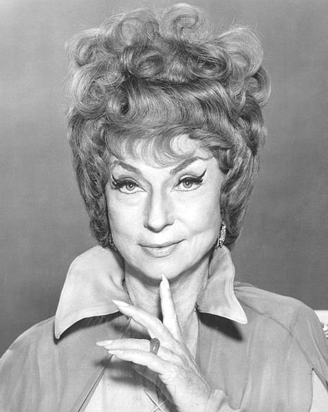 Foto publicitaria de Agnes Moorehead como Endora del programa de televisión 'Hechizada' en 1969. | Foto: Wikimedia Commons 