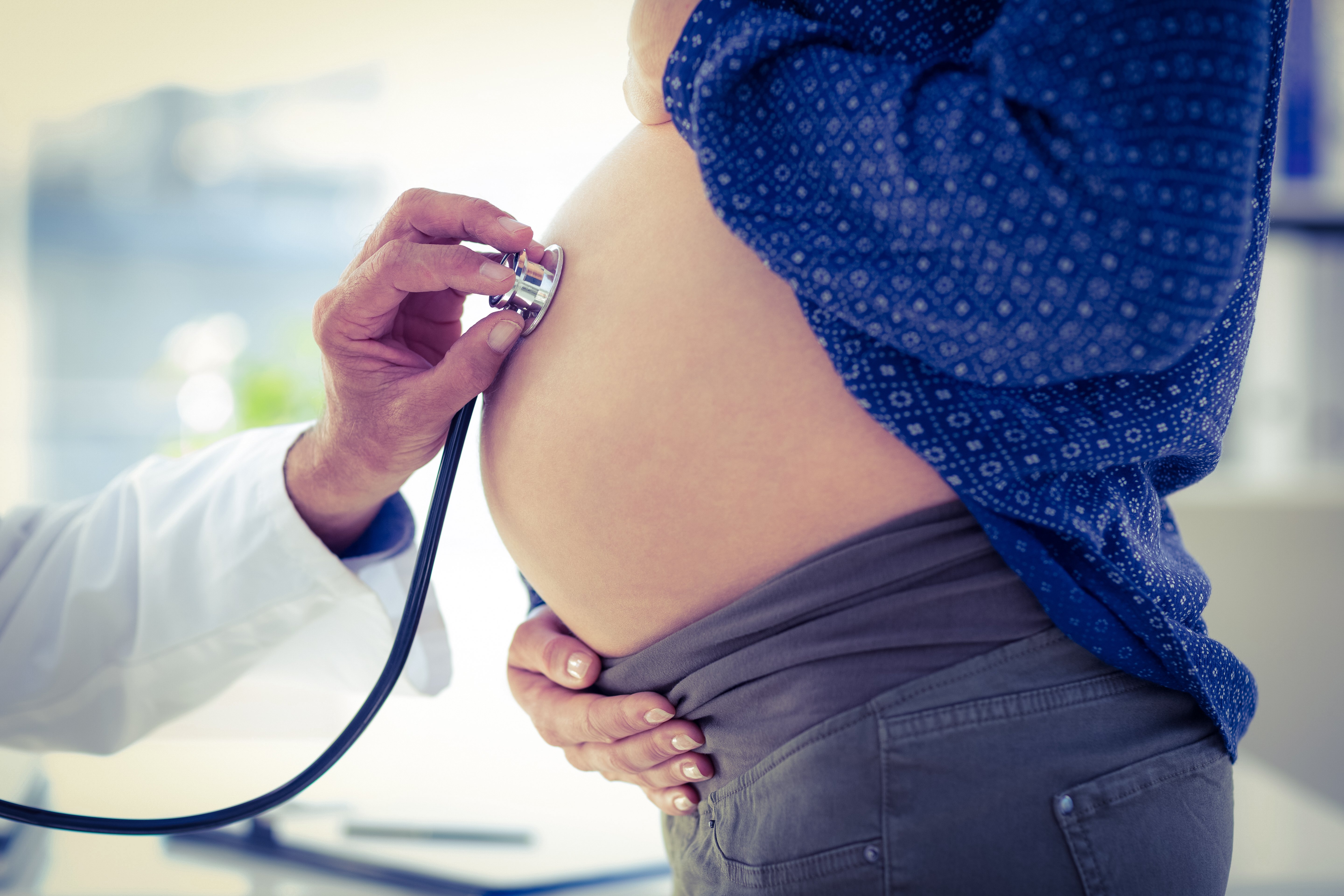 Mujer embarazada es examinada. | Foto: Shutterstock