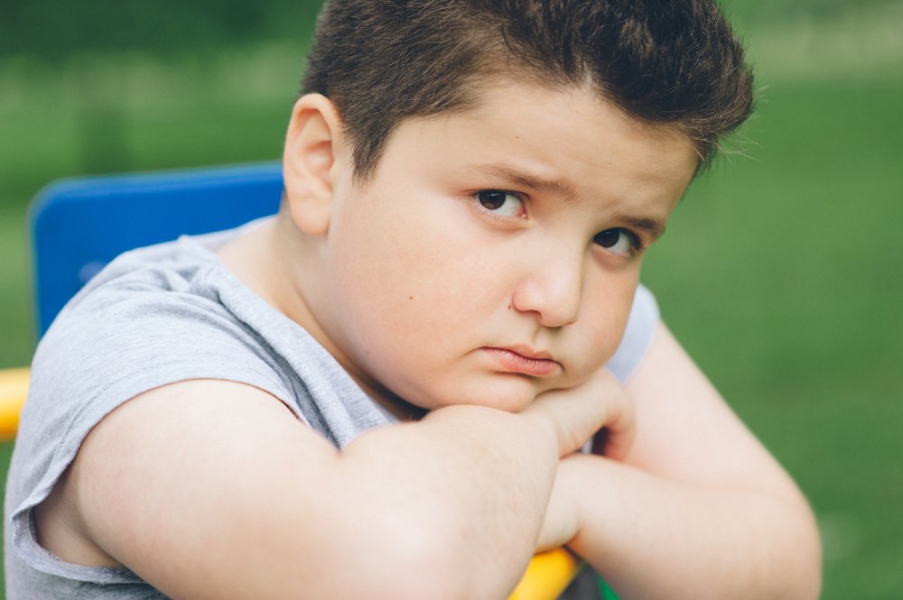 Un enfant triste parce qu'il est gros. | Photo : Shutterstock